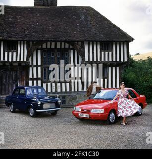 1963 Ford Popular (links) 1992 Ford Sierra (rechts) Stockfoto