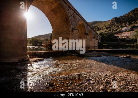 Alte Steinbogenbrücke über den Fluss im mediterranen französischen Dorf Stockfoto