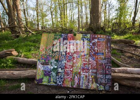 Kirchturm Claydon, Großbritannien. April 2021. Das Kunstwerk ist vor dem überlebenden Wald im Poors Piece abgebildet. Im Februar 2021 wurde ein Waldstreifen von HS2 Ltd entfernt. Das Poors Piece Protection Camp, das im Frühjahr 2020 auf Einladung des Eigentümers Clive Higgins eingerichtet wurde, ist eines von mehreren Protestcamps, die von Umweltaktivisten besetzt wurden, um sich gegen das HS2-Infrastrukturprojekt entlang seiner Phase-1-Route zwischen London und Birmingham zu wehren. Kredit: Mark Kerrison/Alamy Live Nachrichten Stockfoto