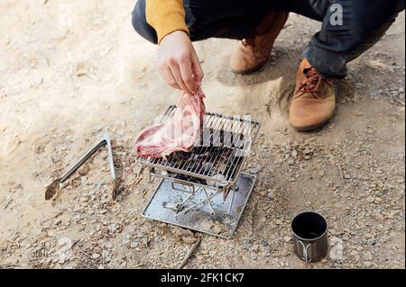 Junger Mann beim Grillen auf dem Feld.Madrid.Spanien Stockfoto