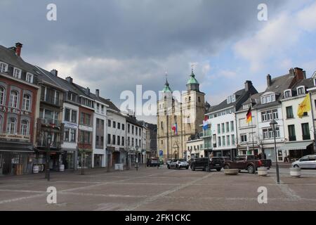 MALMEDY, BELGIEN, 14. APRIL 2021: Panoramablick auf den Place Albert 1er im Stadtzentrum von Malmedy. Malmedy ist ein Touristenziel in Wallonien und ha Stockfoto