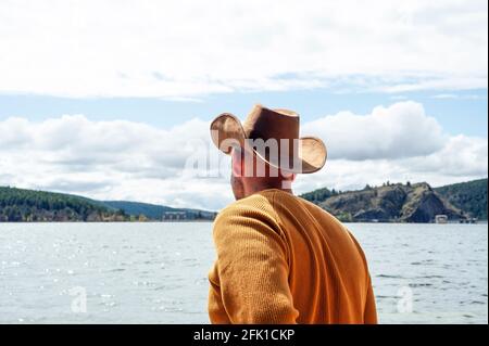 Junger Mann beim Grillen auf dem Feld.Madrid.Spanien Stockfoto