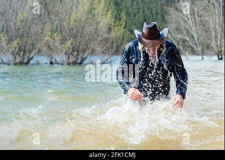 Junger Mann beim Grillen auf dem Feld.Madrid.Spanien Stockfoto