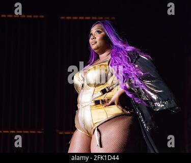 Houston, USA. Oktober 2019. Lizzo tritt am 04. Oktober 2019 in einem ausverkauften Revention Center in Houston, Texas, auf. Lizzo feiert am 27. April 2021 ihren 33. Geburtstag. (Foto von Jennifer Lake/Sipa USA) Quelle: SIPA USA/Alamy Live News Stockfoto