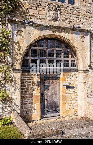 Der Torbogen von Court Farm, dem ehemaligen Torhaus zum Broadway Court, in den Cotswolds. Stockfoto