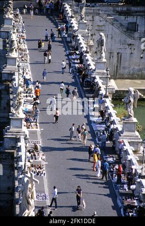 Einkaufsbummel auf der Ponte St. Angelo (eine Brücke über den Tiber) Rom, Italien Stockfoto