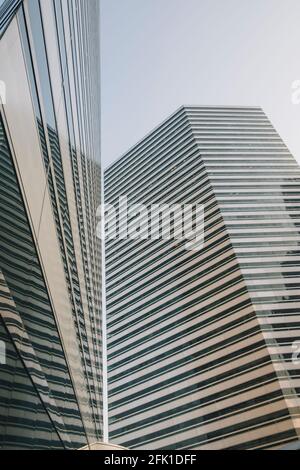 Moderne hohe Apartmentanlage außen in der Innenstadt von Singapur mit atemberaubenden Tönen und Texturen aus Stahl und geometrischen Mustern. Stockfoto