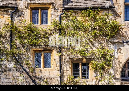 Ein Teil der Fassade von Court Farm, dem ehemaligen Torhaus zum Broadway Court, in den Cotswolds. Stockfoto