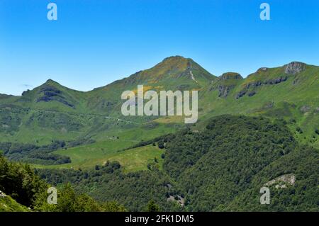 Herrliche Aussicht auf ein Panorama der vulkanischen Berge in einem Nationalpark in einer wilden Region, in der Auvergne Stockfoto