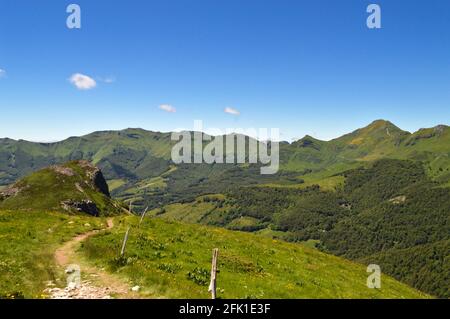 Herrliche Aussicht auf ein Panorama der vulkanischen Berge in einem Nationalpark in einer wilden Region, in der Auvergne Stockfoto