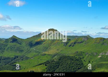 Herrliche Aussicht auf ein Panorama der vulkanischen Berge in einem Nationalpark in einer wilden Region, in der Auvergne Stockfoto