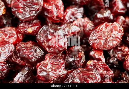 Nahaufnahme von ganzen getrockneten Preiselbeeren, selektiver Fokus. Stockfoto