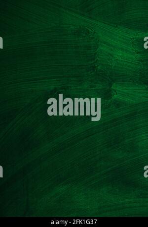 Eleganter dunkelgrüner Hintergrund mit schwarzem Schattenrand und alter Vintage-Grunge-Textur. Bannerdesign „St. Patrick's Day“. Vertikales Bild Stockfoto
