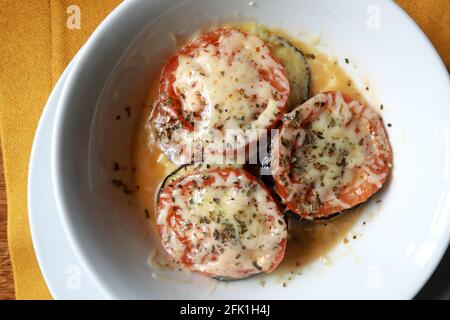 Patlican mit Tomaten auf dem Teller im türkischen Restaurant Stockfoto