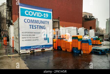 Eine COVID-19-Testanlage im New Yorker Stadtteil Tribeca teilt sich einen nicht mehr genutzten Parkplatz mit Amazon Distribution, der am Sonntag, dem 11. April 2021, gesehen wurde. (© Richard B. Levine) Stockfoto