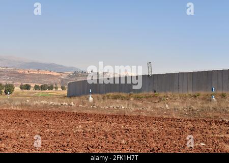 Israelische Grenzmauer und Abschnitt der UNIFIL Blue Line, Kfar Kila, Südlibanon. Stockfoto