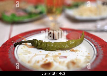 Eingelegter Pfeffer auf einem Teller nach dem Abendessen in einem Restaurant Stockfoto