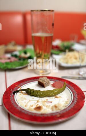 Die Essensreste auf einem Teller nach dem Abendessen Stockfoto