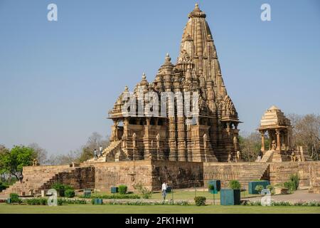 Der Kandariya Mahadev Tempel in Khajuraho, Madhya Pradesh, Indien. Gehört zur Khajuraho Group of Monuments, einem UNESCO-Weltkulturerbe. Stockfoto