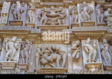 Detail des Vishvanath-Tempels in Khajuraho, Madhya Pradesh, Indien. Gehört zur Khajuraho Group of Monuments, einem UNESCO-Weltkulturerbe. Stockfoto