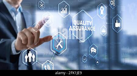 QA Geschäftsmann drücken Qualitätssicherung Taste auf virtuellen Bildschirmen. Stockfoto