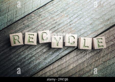 Recycling geschrieben auf Holzblöcken auf EINEM Brett Stockfoto