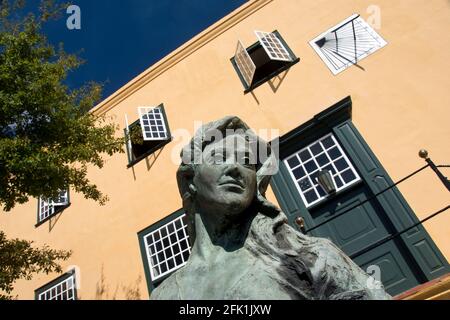 Eine Bronzestatue im Innenhof des Castle of Good Hope, einer Festung, die von der Dutch East India Company (1666-1679) in Kapstadt, Südafrika gebaut wurde. Stockfoto