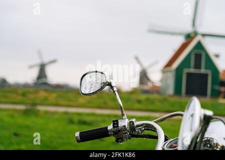 Schöne Tradition niederländisches Panorama der Windmühle Zaanse Schans Dorf in den Niederlanden. Authentische Zaandam-Mühlen auf dem Wasserkanal im Dorf Zaanstad. Typische holland Postkartenansicht Stockfoto