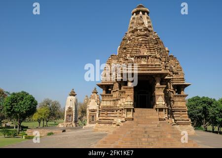 Der Vishvanath-Tempel in Khajuraho, Madhya Pradesh, Indien. Gehört zur Khajuraho Group of Monuments, einem UNESCO-Weltkulturerbe. Stockfoto