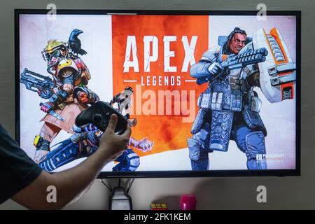 Mann, der den Dampfregler vor eine Bildschirmladung hält APEX Legends ein massiv online Multiplayer Shooter Spiel mit Millionen Von Followern Stockfoto