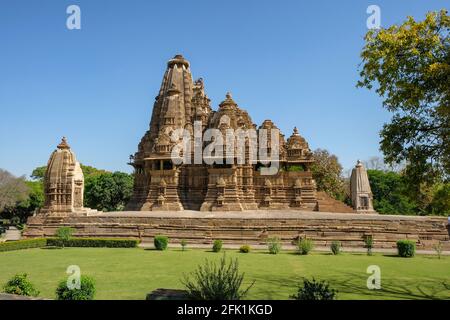 Der Vishvanath-Tempel in Khajuraho, Madhya Pradesh, Indien. Gehört zur Khajuraho Group of Monuments, einem UNESCO-Weltkulturerbe. Stockfoto