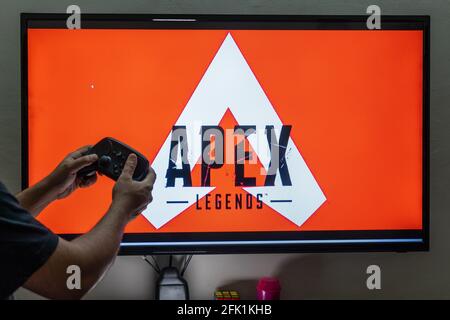 Mann, der den Dampfregler vor eine Bildschirmladung hält APEX Legends ein massiv online Multiplayer Shooter Spiel mit Millionen Von Followern Stockfoto