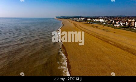 Luftaufnahme entlang der Surflinie bei Ebbe, in Richtung Walmer und Kingsdown Stockfoto