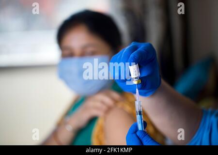Arzt injiziert Impfstoff in den Arm des Patienten Stockfoto
