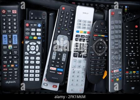 Prag, CZ 25 April 2021: TV Remote Control Heap. Viele Fernbedienungsgeräte, über der Draufsicht. REDAKTIONELL Stockfoto