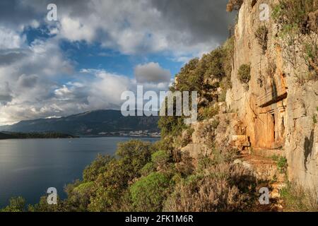 Alte Felsengräber aus Lykien in der Nähe der Stadt Kas auf einem Lykier Weg Trekking-Route in der Türkei Stockfoto