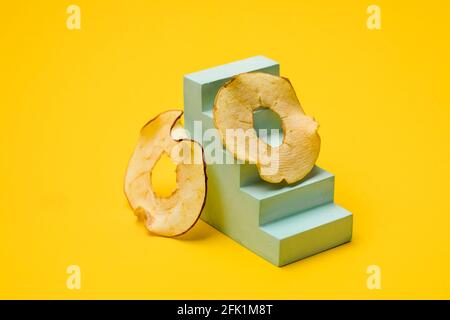 Runde getrocknete Apfelscheiben auf der geometrischen Figur Stockfoto