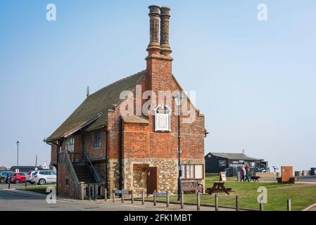 Aldeburgh Moot Hall, Blick auf die Moot Hall aus dem 16. Jahrhundert, heute das Stadtmuseum, liegt an der Küste in Aldeburgh, Suffolk, England, Großbritannien Stockfoto