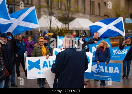 Dundee, Schottland, Großbritannien. 27. April 2021. Alex Salmond, der Vorsitzende der Alba-Partei, trifft in Dundee, einer heute stark für die Unabhängigkeit engagierten Stadt, lokale YES-Aktivisten und Unterstützer. Iain Masterton/Alamy Live News Stockfoto