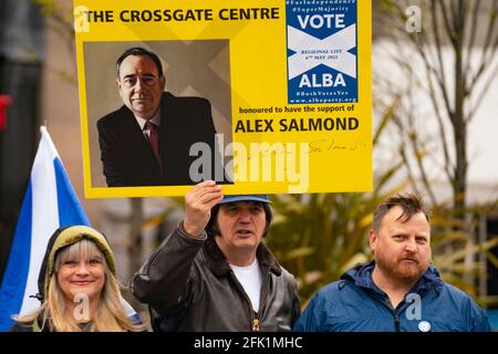 Dundee, Schottland, Großbritannien. 27. April 2021. Alex Salmond, der Vorsitzende der Alba-Partei, trifft in Dundee, einer heute stark für die Unabhängigkeit engagierten Stadt, lokale YES-Aktivisten und Unterstützer. Iain Masterton/Alamy Live News Stockfoto