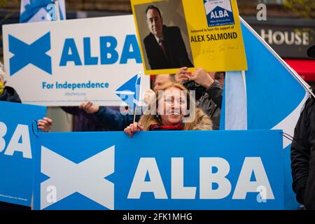 Dundee, Schottland, Großbritannien. 27. April 2021. Alex Salmond, der Vorsitzende der Alba-Partei, trifft in Dundee, einer heute stark für die Unabhängigkeit engagierten Stadt, lokale YES-Aktivisten und Unterstützer. Iain Masterton/Alamy Live News Stockfoto