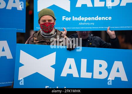 Dundee, Schottland, Großbritannien. 27. April 2021. Alex Salmond, der Vorsitzende der Alba-Partei, trifft in Dundee, einer heute stark für die Unabhängigkeit engagierten Stadt, lokale YES-Aktivisten und Unterstützer. Iain Masterton/Alamy Live News Stockfoto