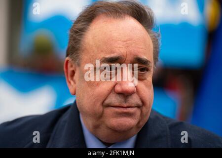 Dundee, Schottland, Großbritannien. 27. April 2021. Alex Salmond, der Vorsitzende der Alba-Partei, trifft in Dundee, einer heute stark für die Unabhängigkeit engagierten Stadt, lokale YES-Aktivisten und Unterstützer. Iain Masterton/Alamy Live News Stockfoto