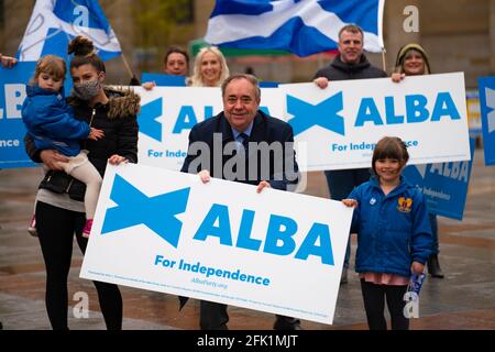 Dundee, Schottland, Großbritannien. 27. April 2021. Alex Salmond, der Vorsitzende der Alba-Partei, trifft in Dundee, einer heute stark für die Unabhängigkeit engagierten Stadt, lokale YES-Aktivisten und Unterstützer. Iain Masterton/Alamy Live News Stockfoto