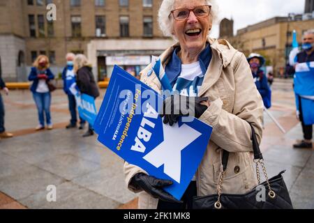 Dundee, Schottland, Großbritannien. 27. April 2021. Alex Salmond, der Vorsitzende der Alba-Partei, trifft in Dundee, einer heute stark für die Unabhängigkeit engagierten Stadt, lokale YES-Aktivisten und Unterstützer. Iain Masterton/Alamy Live News Stockfoto