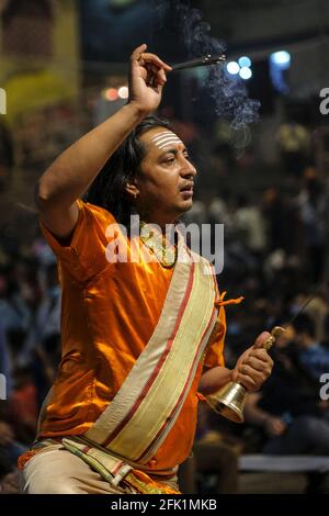 Varanasi, Indien - 2021. April: Hindu-Priester, der am 5. April 2021 in Indien das religiöse Ritual von Ganga Aarti im Dashashwamedh Ghat in Varanasi durchführt Stockfoto