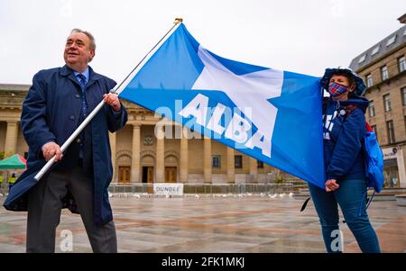 Dundee, Schottland, Großbritannien. 27. April 2021. Alex Salmond, der Vorsitzende der Alba-Partei, trifft in Dundee, einer heute stark für die Unabhängigkeit engagierten Stadt, lokale YES-Aktivisten und Unterstützer. Iain Masterton/Alamy Live News Stockfoto