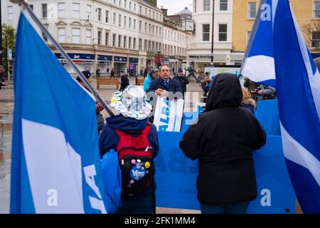 Dundee, Schottland, Großbritannien. 27. April 2021. Alex Salmond, der Vorsitzende der Alba-Partei, trifft in Dundee, einer heute stark für die Unabhängigkeit engagierten Stadt, lokale YES-Aktivisten und Unterstützer. Iain Masterton/Alamy Live News Stockfoto