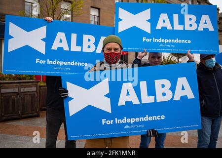 Dundee, Schottland, Großbritannien. 27. April 2021. Alex Salmond, der Vorsitzende der Alba-Partei, trifft in Dundee, einer heute stark für die Unabhängigkeit engagierten Stadt, lokale YES-Aktivisten und Unterstützer. Iain Masterton/Alamy Live News Stockfoto