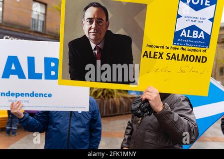 Dundee, Schottland, Großbritannien. 27. April 2021. Alex Salmond, der Vorsitzende der Alba-Partei, trifft in Dundee, einer heute stark für die Unabhängigkeit engagierten Stadt, lokale YES-Aktivisten und Unterstützer. Iain Masterton/Alamy Live News Stockfoto